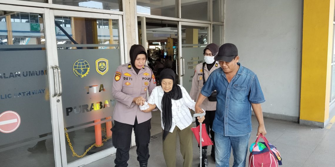 Polwan Polresta Sidoarjo Bantu Lansia Naik Bus di Terminal Purabaya Saat Arus Mudik