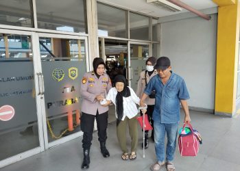 Polwan Polresta Sidoarjo Bantu Lansia Naik Bus di Terminal Purabaya Saat Arus Mudik
