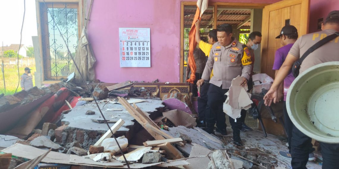 Kapolsek Gedangan Pimpin Kerja Bakti Bersihkan Rumah Warga Korban Puting Beliung