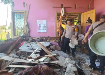 Kapolsek Gedangan Pimpin Kerja Bakti Bersihkan Rumah Warga Korban Puting Beliung