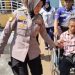 Arus Balik Lebaran, Polwan Polresta Sidoarjo Bantu Disabilitas Naik Bus di Terminal Purabaya