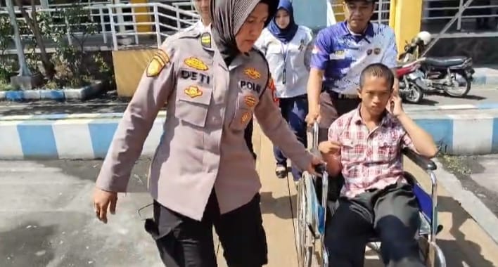 Arus Balik Lebaran, Polwan Polresta Sidoarjo Bantu Disabilitas Naik Bus di Terminal Purabaya