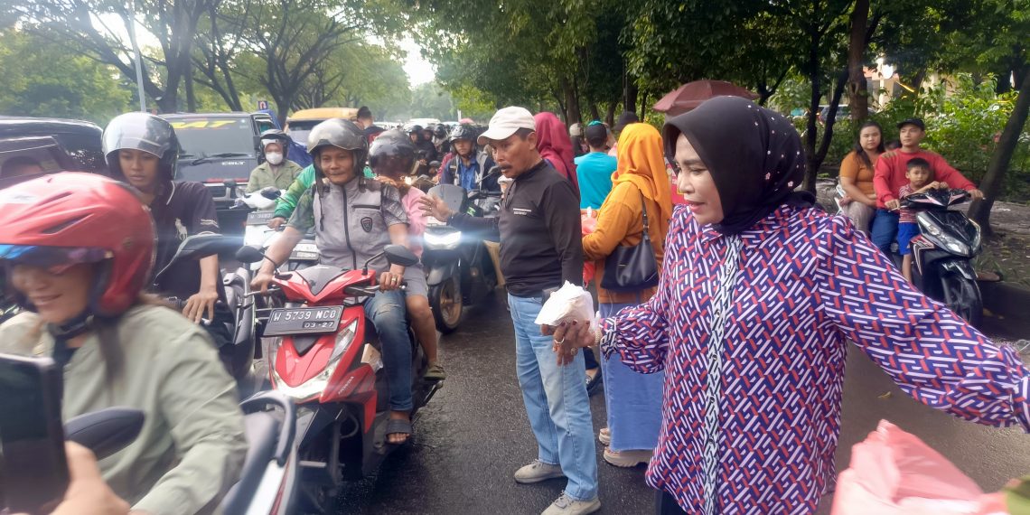 Wabup Sidoarjo Mimik Idayana Bagikan 250 Nasi Bungkus dan 150 Paket Beras