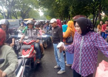 Wabup Sidoarjo Mimik Idayana Bagikan 250 Nasi Bungkus dan 150 Paket Beras