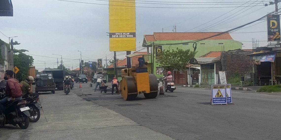 Kerusakan Jalan Lingkar Timur Mulai Diperbaiki