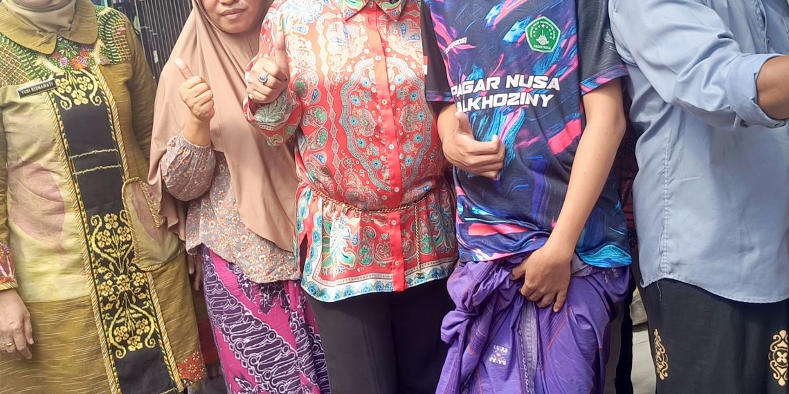 Wabup Mimik﻿ Idayana Serahkan Bantuan Kursi Roda dan Kaki Palsu Santri Ponpes Al Khoziny