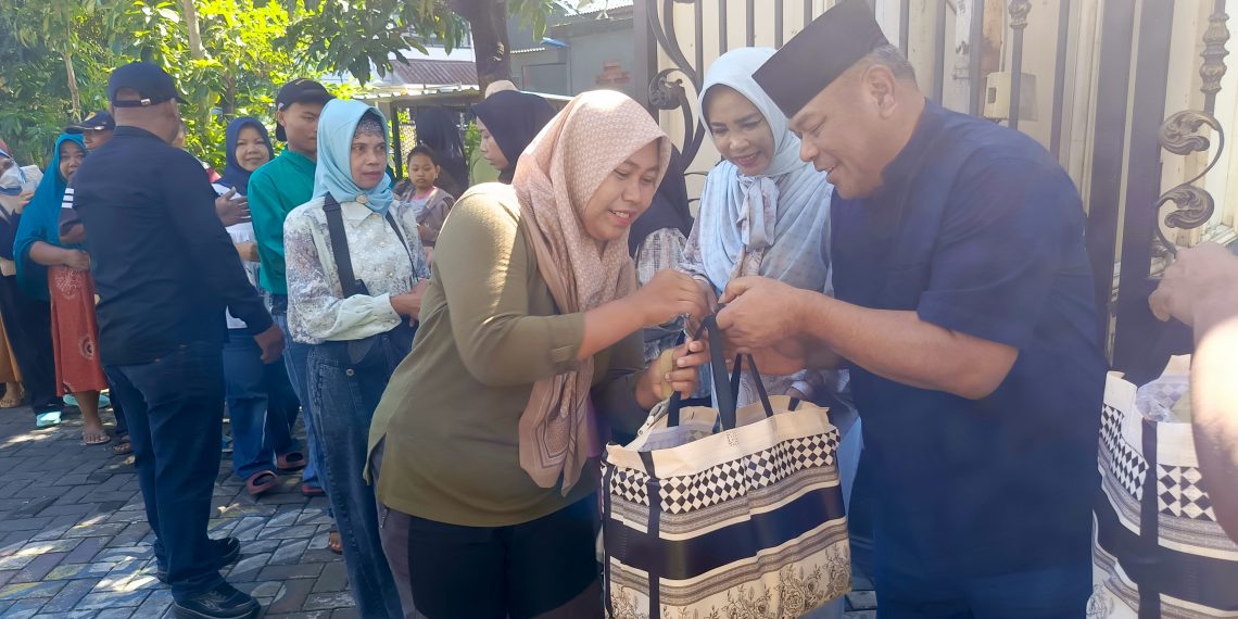 Keluarga Besar Rahmat Muhajirin Bagikan 2.000 Paket Lebaran ke Warga Sidoarjo