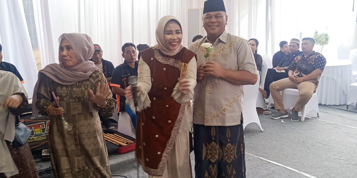 Keluarga Besar Rahmat Muhajirin Open House Tiga Hari, Wabup Mimik Idayana Hibur Warga di Kediamannya