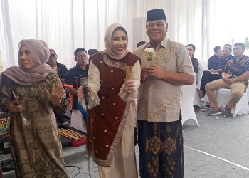 Keluarga Besar Rahmat Muhajirin Open House Tiga Hari, Wabup Mimik Idayana Hibur Warga di Kediamannya