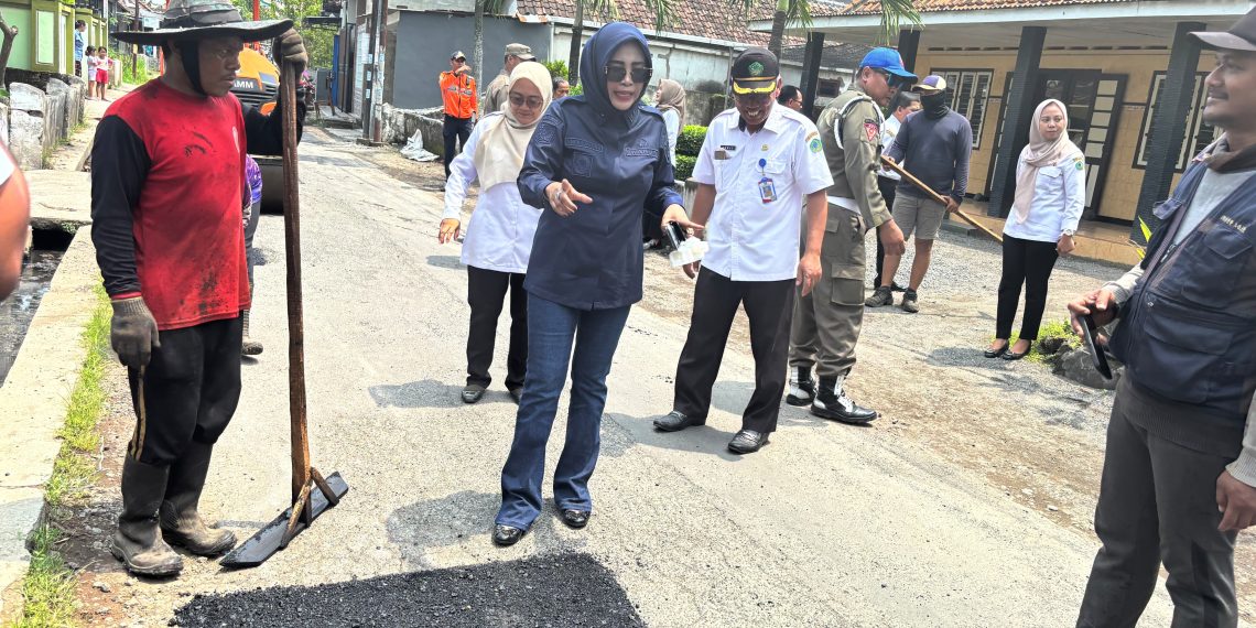 Sidak Perbaikan Jalan Suko–Sumberejo, Wabup Mimik Pelototin Kualitas Aspal dan Drainase Penyebab Banjir