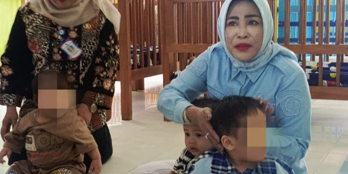 Wabup Mimik Idayana Menangis Peluk Anak-Anak Tanpa Dosa di UPT PPSA Balita Sidoarjo