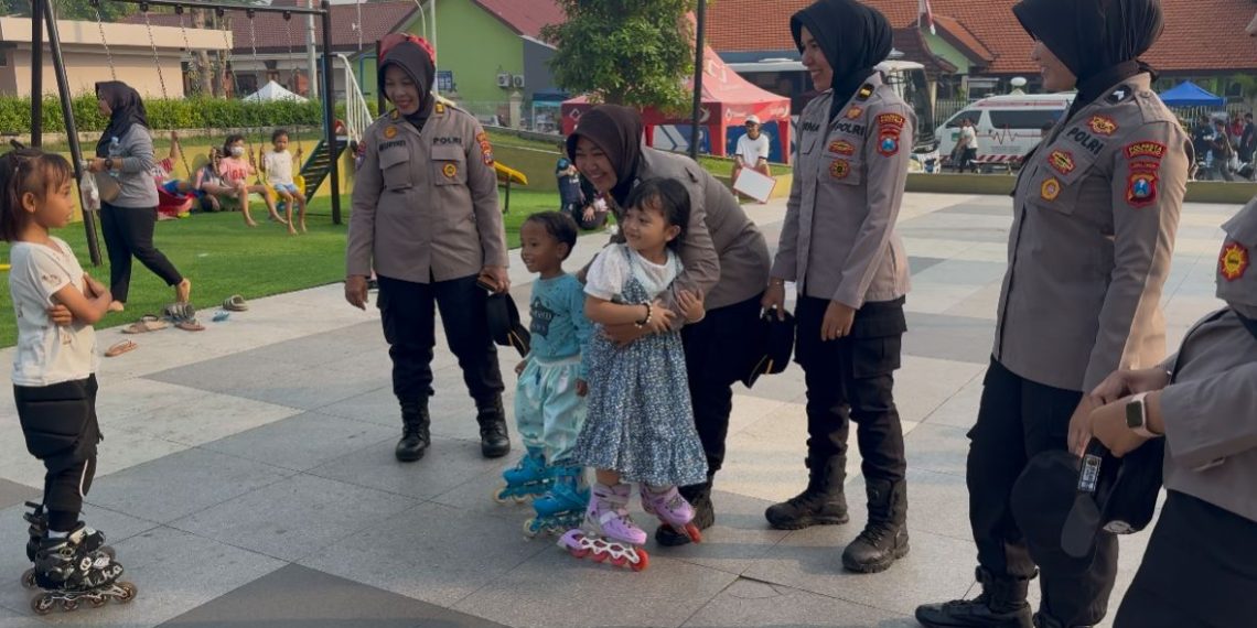 Aksi Humanis Polwan Polresta Sidoarjo Amankan Car Free Day