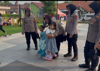 Aksi Humanis Polwan Polresta Sidoarjo Amankan Car Free Day