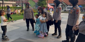 Aksi Humanis Polwan Polresta Sidoarjo Amankan Car Free Day
