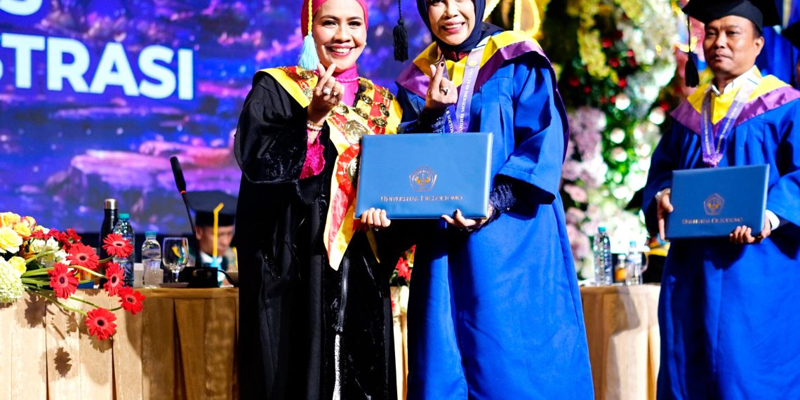 Diwisuda Unitomo, Wabup Sidoarjo Mimik Idayana, S.A.P Siap Implementasikan Teori dan Benahi Tata Kelola Pemerintahan