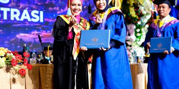 Diwisuda Unitomo, Wabup Sidoarjo Mimik Idayana, S.A.P Siap Implementasikan Teori dan Benahi Tata Kelola Pemerintahan