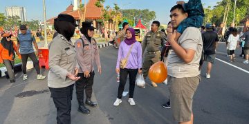 Polwan Polresta Sidoarjo Amankan Car Free Day Alun-alun