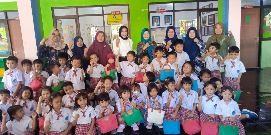 Wabup Mimik Idayana Sambangi Siswa TK Dharma Wanita Persatuan dan Bagikan Bingkisan