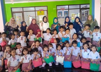 Wabup Mimik Idayana Sambangi Siswa TK Dharma Wanita Persatuan dan Bagikan Bingkisan