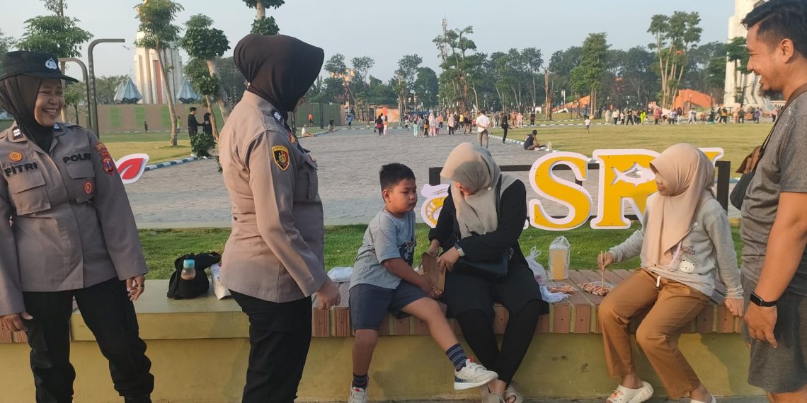 Polwan Polresta Sidoarjo Humanis dalam Pengamanan Car Free Day Alun-alun