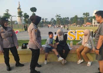 Polwan Polresta Sidoarjo Humanis dalam Pengamanan Car Free Day Alun-alun
