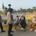 Polwan Polresta Sidoarjo Humanis dalam Pengamanan Car Free Day Alun-alun