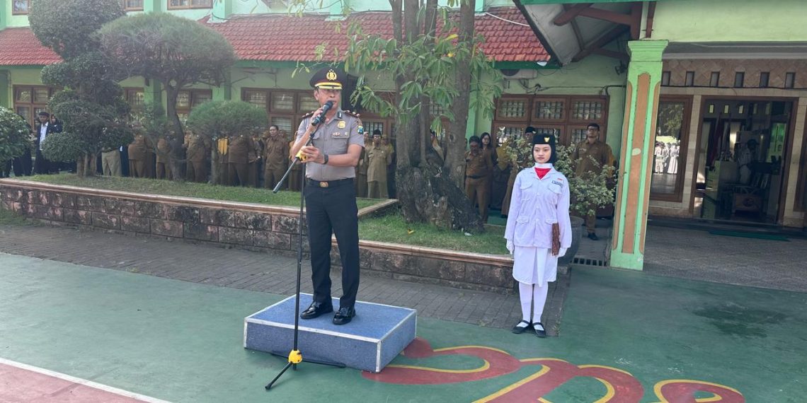 Kapolsek Buduran Jadi Inspektur Upacara di SMAN 1 Sidoarjo, Ajak Bijak Bermedia Sosial dan Kenakalan Remaja