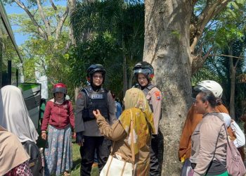 Polwan Polresta Sidoarjo Beri Imbauan Keselamatan kepada Siswa SDN Jati yang Akan Study Tour