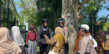 Polwan Polresta Sidoarjo Beri Imbauan Keselamatan kepada Siswa SDN Jati yang Akan Study Tour