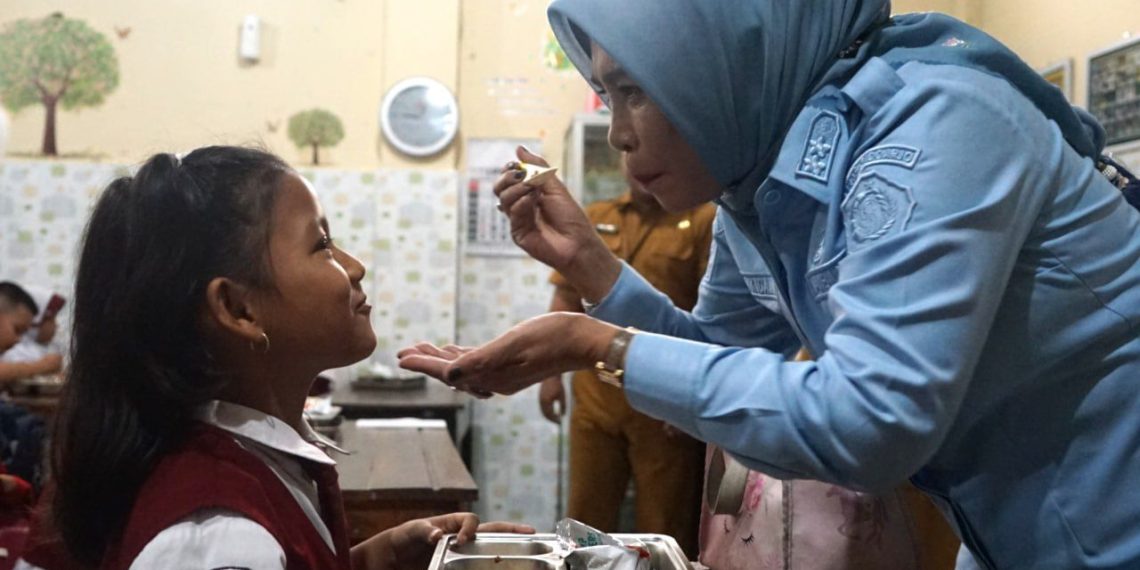 Wabup Mimik Sidak MBG SDN Pucang 1, Pastikan Menu Enak dan Higienis