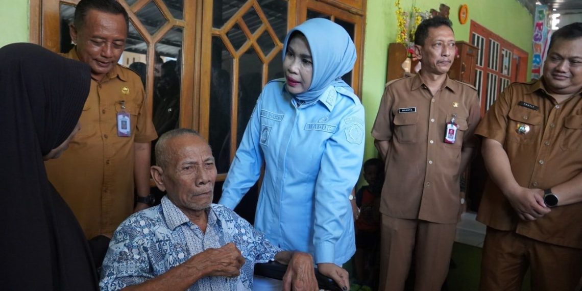 Wabup Sidoarjo Mimik Idayana Serahkan Kursi Roda untuk Dua Lansia