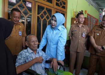 Wabup Sidoarjo Mimik Idayana Serahkan Kursi Roda untuk Dua Lansia