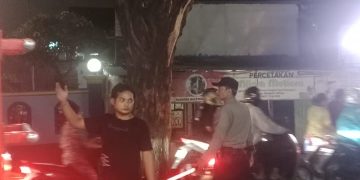 Respon Cepat Layanan Hotline 110, Polsek Waru Evakuasi Pohon Tumbang di Kedungrejo