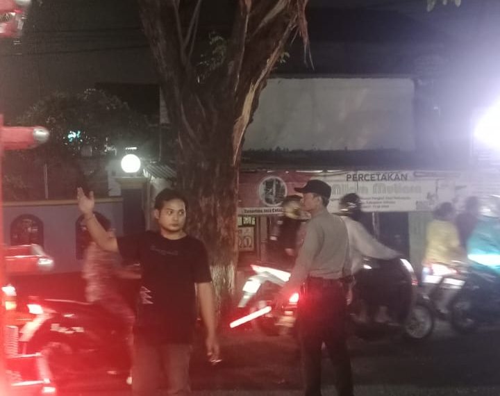Respon Cepat Layanan Hotline 110, Polsek Waru Evakuasi Pohon Tumbang di Kedungrejo