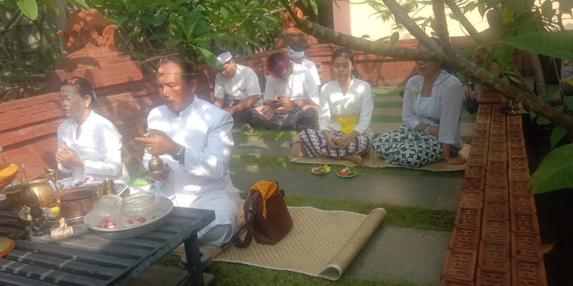 Pura Kertha Bumi Bhayangkara Gelar Ibadah Suci Tilem