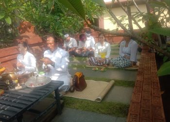 Pura Kertha Bumi Bhayangkara Gelar Ibadah Suci Tilem