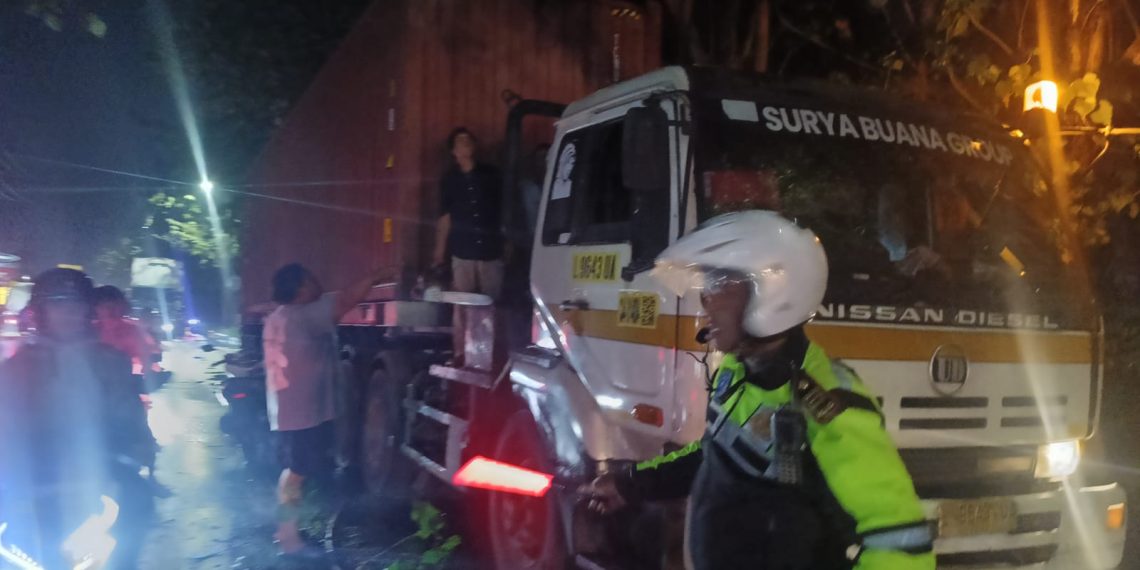 Polisi Bersama Warga Sigap Evakuasi Pohon Tumbang Timpa Kontainer di Simpang Empat RPH Krian