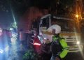 Polisi Bersama Warga Sigap Evakuasi Pohon Tumbang Timpa Kontainer di Simpang Empat RPH Krian