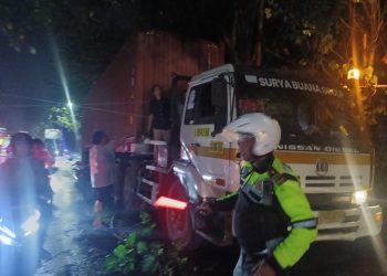 Polisi Bersama Warga Sigap Evakuasi Pohon Tumbang Timpa Kontainer di Simpang Empat RPH Krian