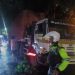 Polisi Bersama Warga Sigap Evakuasi Pohon Tumbang Timpa Kontainer di Simpang Empat RPH Krian