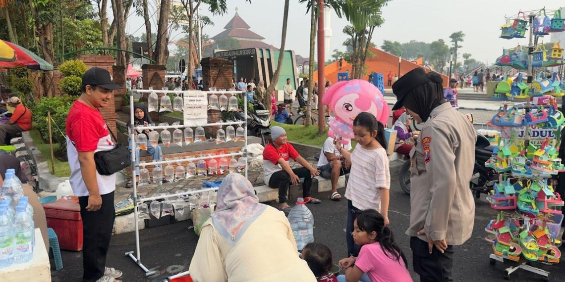 Polwan Polresta Sidoarjo Berikan Pelayanan Humanis di Car Free Day Alun-alun