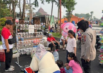 Polwan Polresta Sidoarjo Berikan Pelayanan Humanis di Car Free Day Alun-alun