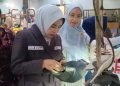 Kunjungi Galeri UMKM Givari Shoes Krian, Wabup Mimik Borong Sepatu Produk Lokal