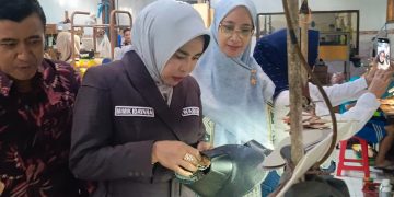 Kunjungi Galeri UMKM Givari Shoes Krian, Wabup Mimik Borong Sepatu Produk Lokal