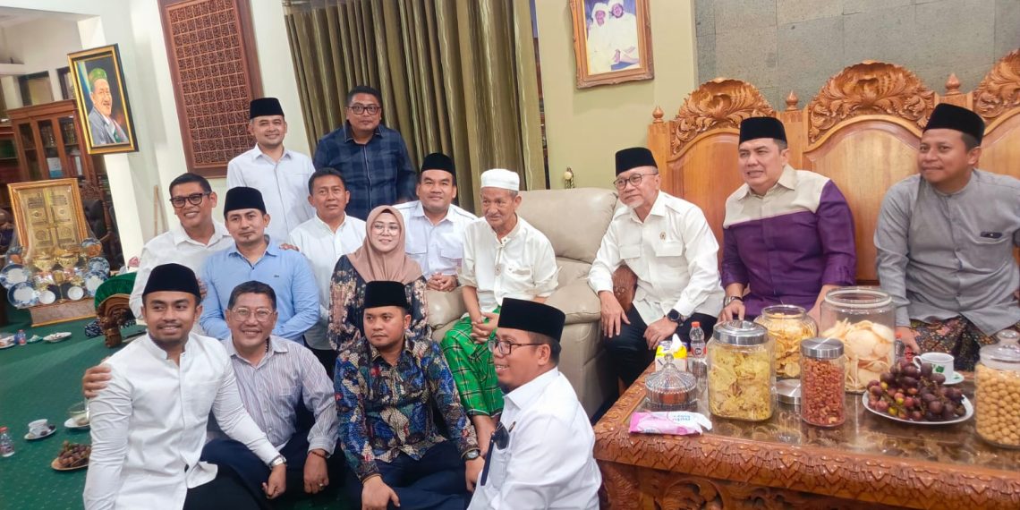 Menko Pangan Zulkifli Hasan Sowan Gus Ali dan Serahkan Qurban Sapi Limosin 1,1 Ton