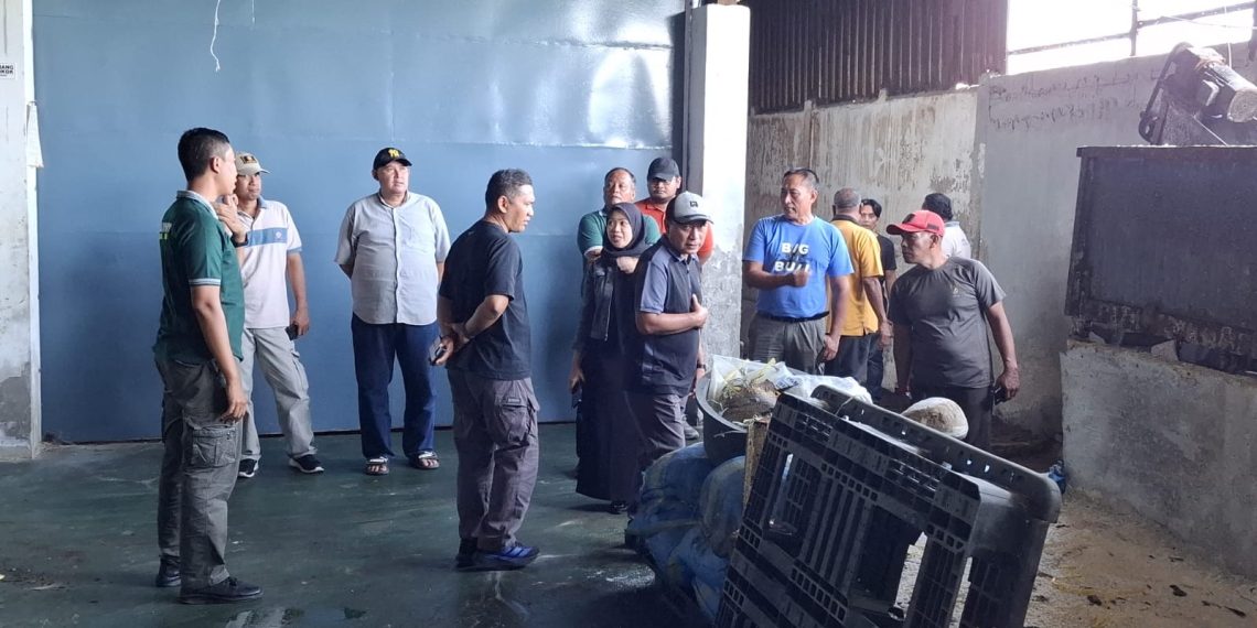 Sidak CV Surya Samudra, Satpol PP dan DLH Jombang Temukan Saluran Air Mengarah ke Sawah Warga