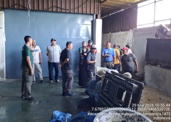 Sidak CV Surya Samudra, Satpol PP dan DLH Jombang Temukan Saluran Air Mengarah ke Sawah Warga