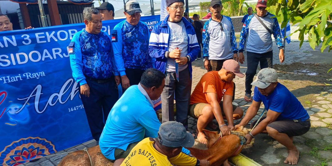 DPD PAN Sidoarjo Bagikan 700 Bungkus Daging Kurban ke Rakyat