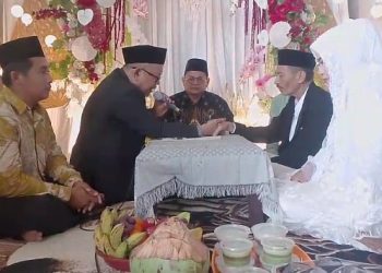 Kades Lukman Mualim Jadi Saksi Pernikahan Carik Semampir Kusaeni