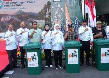 Bersama Gubernur Jatim Khofifah, Wabup Sidoarjo Mimik Idayana Tanam Pohon Cemara Hari Lingkungan Hidup Sedunia